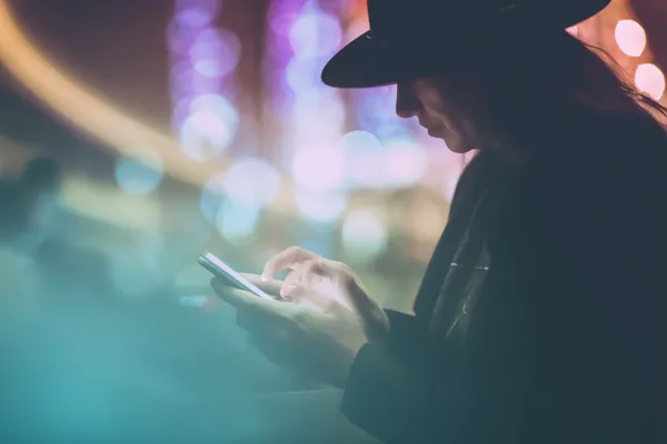 ক্যাসিনো চিপে ঘেরা এক আত্মবিশ্বাসী ডিলার খেলোয়াড়দের HHBD অ্যাকাউন্টে লগইন করতে আহ্বান করছেন—যা দ্রুত ও সহজ লগইন সুবিধাকে উপস্থাপন করে।